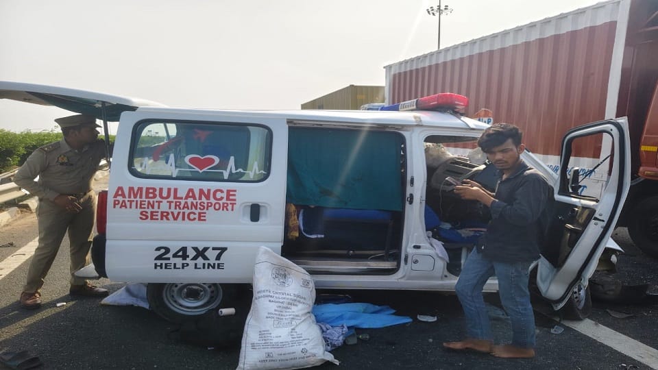 Accident near Bhojpur toll plaza on Delhi-Meerut Expressway mini truck and ambulance collide father and son di