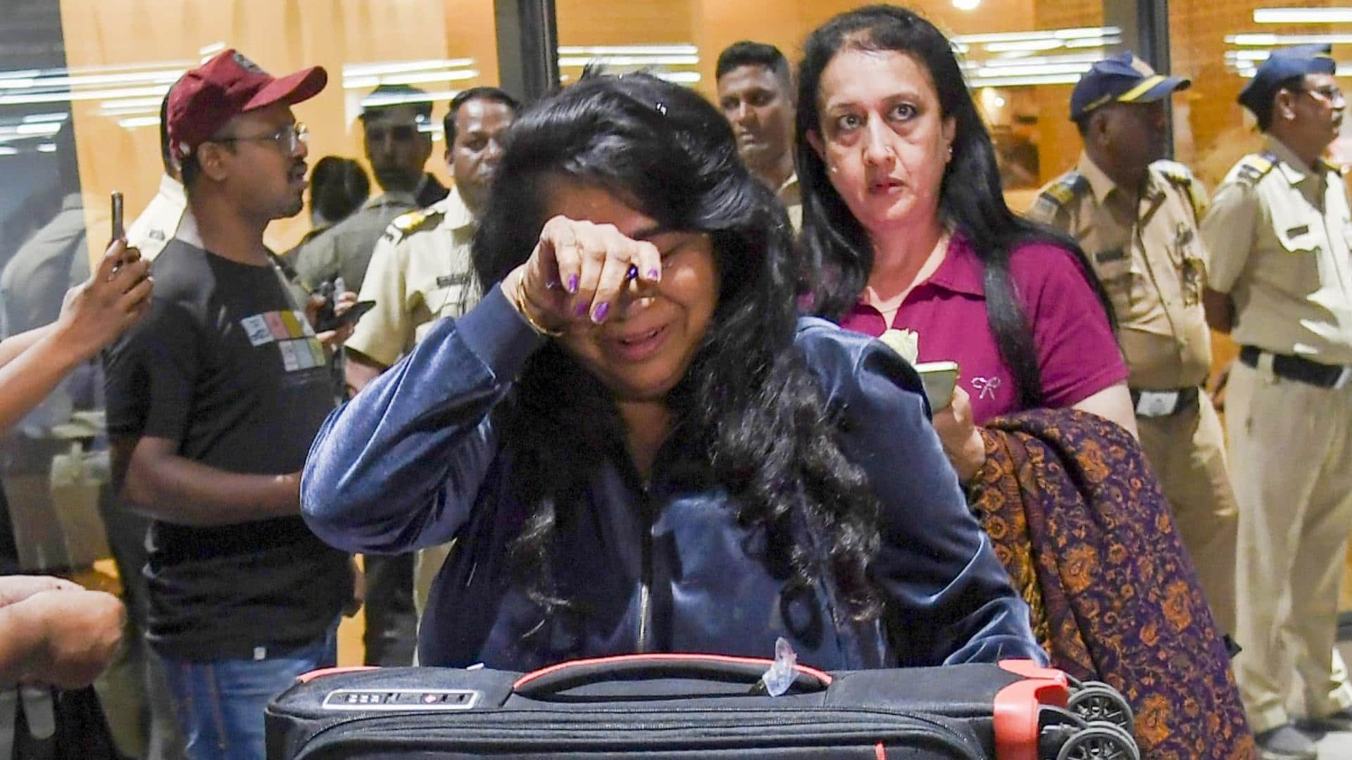 Pahalgam Tourists Return Home Photos safe comeback from Jammu Kashmir to Maharashtra and other state