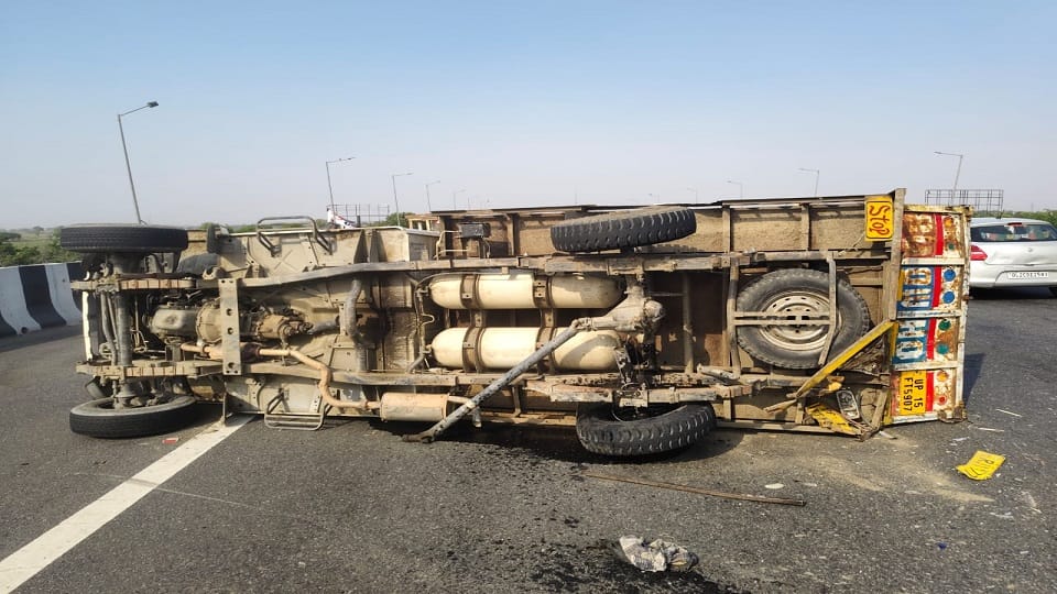 Accident near Bhojpur toll plaza on Delhi-Meerut Expressway mini truck and ambulance collide father and son di
