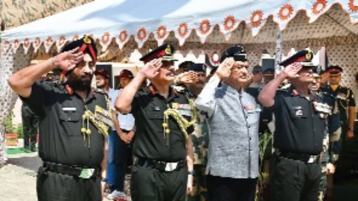Sri Ganganagar: 72 feet high tricolor hoisted at Nagi War Memorial Complex, message of alertness to the enemy