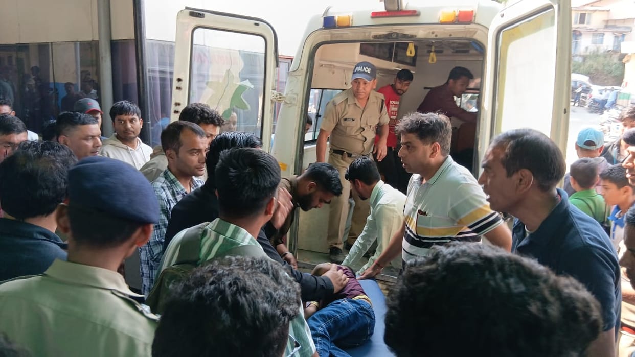 Pauri Accident van carrying school students fell into ditch, many children injured