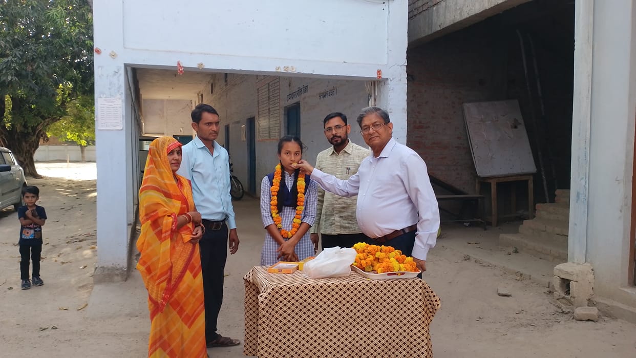 He taught his daughter by setting up a vegetable cart and made her a topper, achieved third position in the di