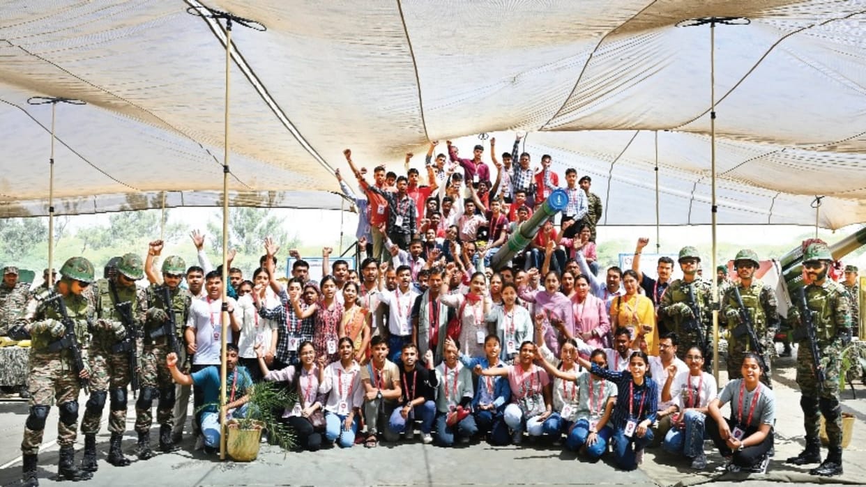 Sri Ganganagar: Students receiving Atul Maheshwari scholarship reached India-Pak border, spent day with army
