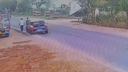 दोनों व्यापारियों के ठीक पीछे से टक्कर मारती कार।