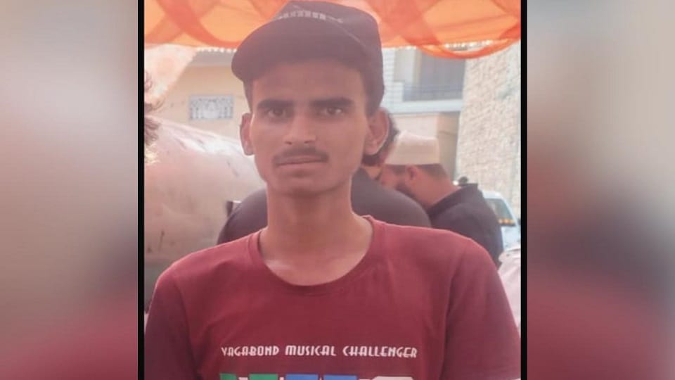 Shamli: Mini truck collides with ambulance at bullet speed in Meerut, father and son died