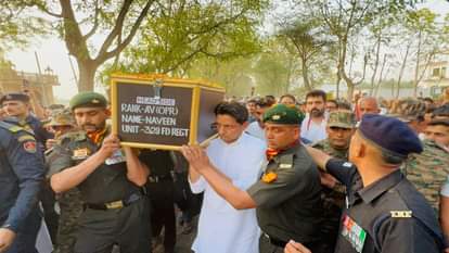 दीपेंद्र सिंह हुड्डा ने अग्निवीर नवीन जाखड़ की अर्थी को दिया कंधा