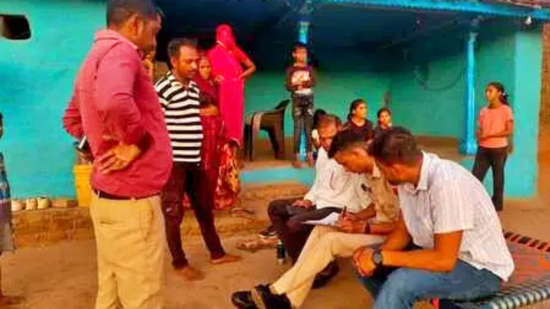 बाल विवाह रुकवाने के लिए समझाते अधिकारी