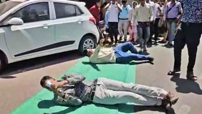 Mandsaur News: Contract health workers demonstrated outside the MLA's office