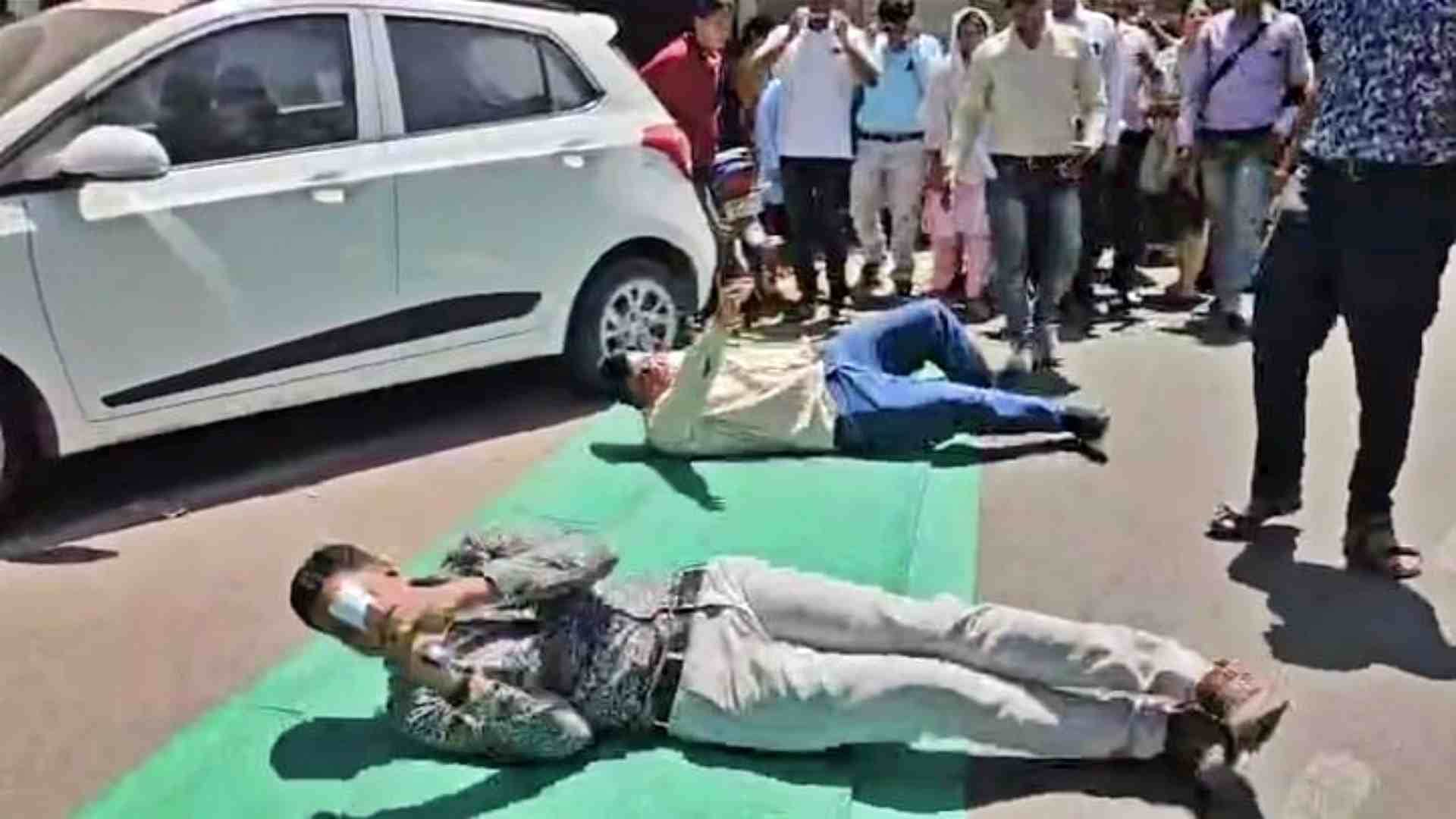 विधायक के घर के बाद लोट लगाते कर्मचारी।