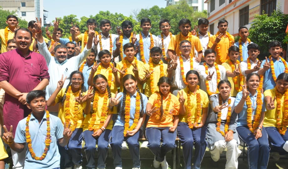 UP Board News: Prayagraj's brilliant students shine, four including the topper made it to the merit list