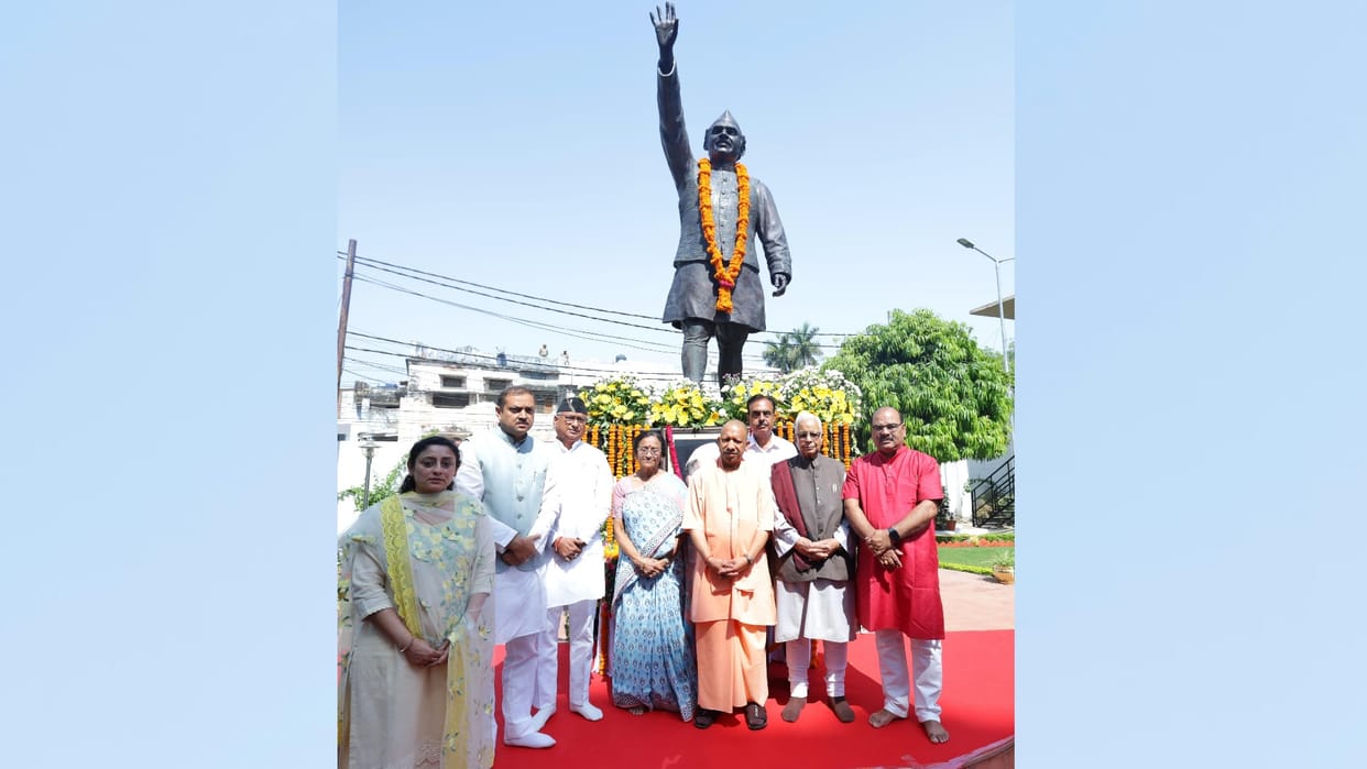 CM Yogi remembered former Chief Minister Hemvati Nandan Bahuguna, offered floral tribute.