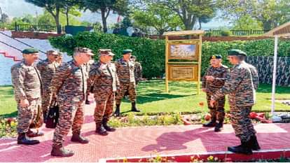 सेना प्रमुख की प्रेरणादायक तस्वीर...पृष्ठभूमि में गीता ज्ञान के साथ दिख रहे हैं रथ पर सवार अर्जुन और भगवान श्रीकृष्ण