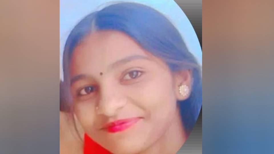 10th class student hanged herself who unhappy with her 71% marks In Sultanpur