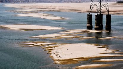 summer Ganga started leaving ghats area of sand is 4 times wider than river water decreasing every year
