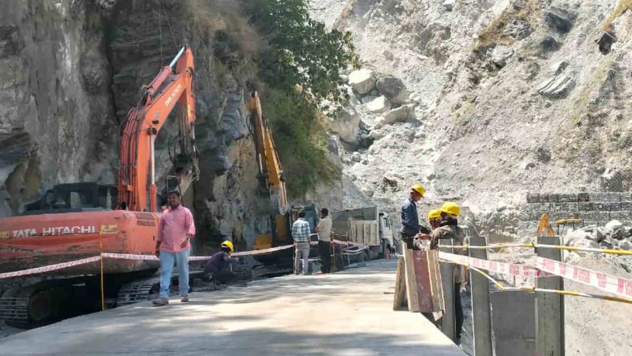 Badrinath Highway Govindghat  highway was closed for half an hour due to rock fall in Govindghat