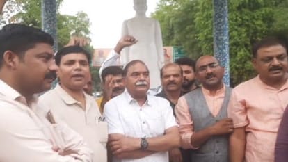 बाबा साहब की मूर्ति के सामने प्रदर्शन करते अधिवक्ता।