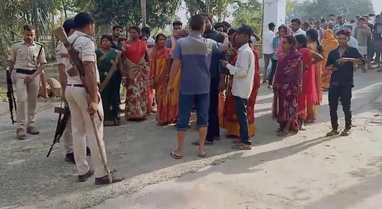 Bihar Police: बिहार के इस जिले में थाने पर हमला, लोगों ने जमकर पथराव किया, थानेदार समेत कई पुलिसकर्मी घायल