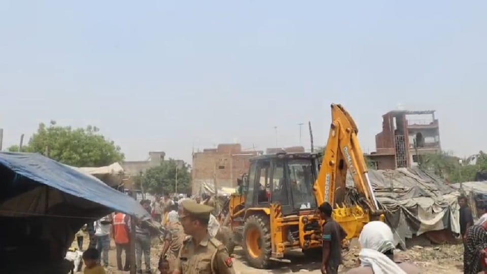 20 years old illegal occupation removed from Dasna cemetery under Dasna Wave City area