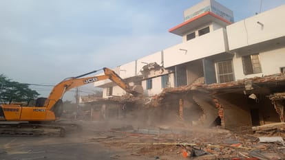 BDA took action to demolish the market with a bulldozer in Bareilly