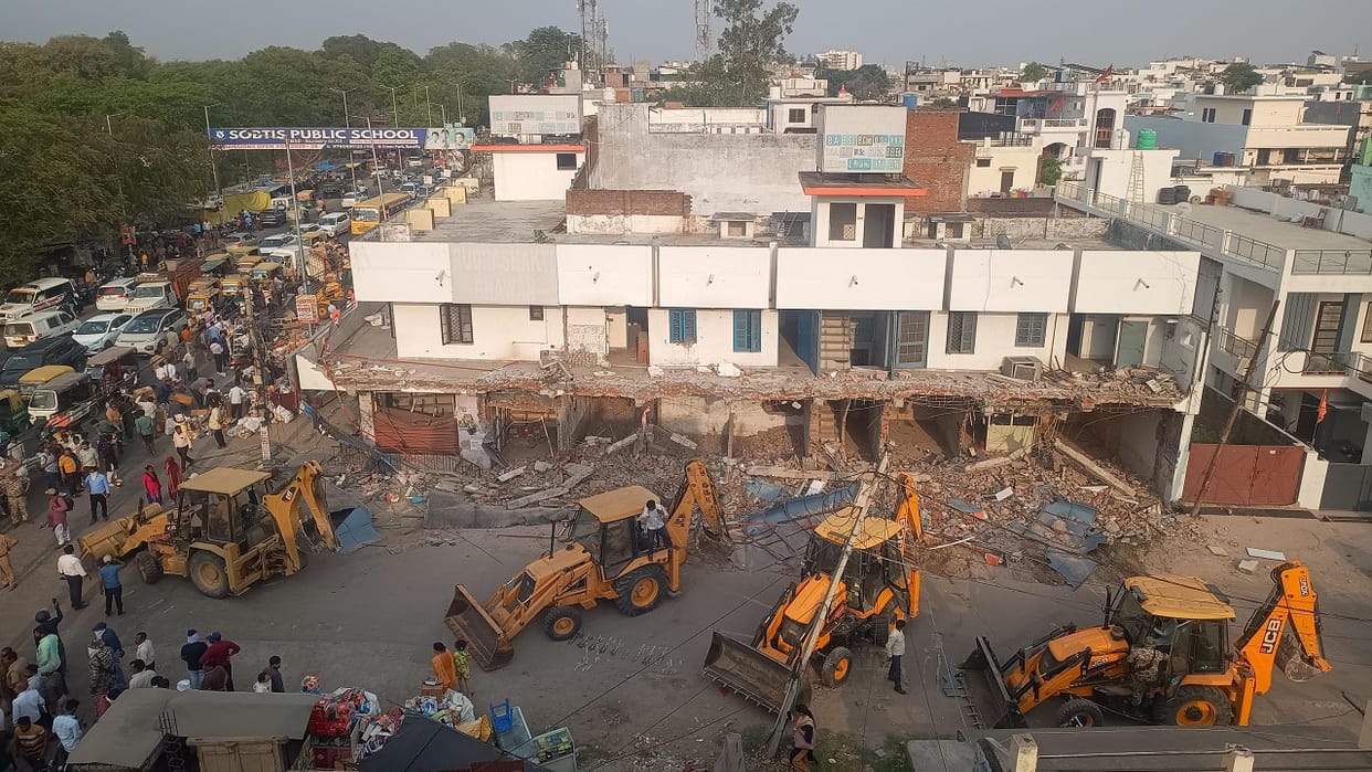 BDA took action to demolish the market with a bulldozer in Bareilly