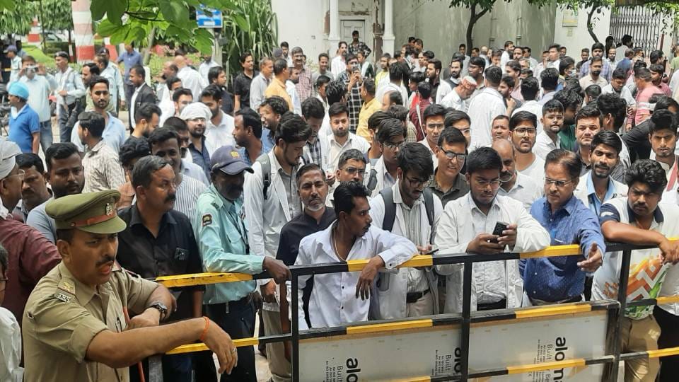 team that went to remove illegal encroachment in Lucknow KGMU was attacked several doctors injured