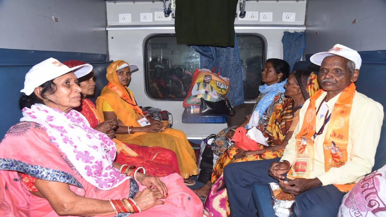 Chief Minister Tirtha Darshan Yojana Elderly travelers left for Puri, Bhubaneswar and Konark from Chhattisgarh