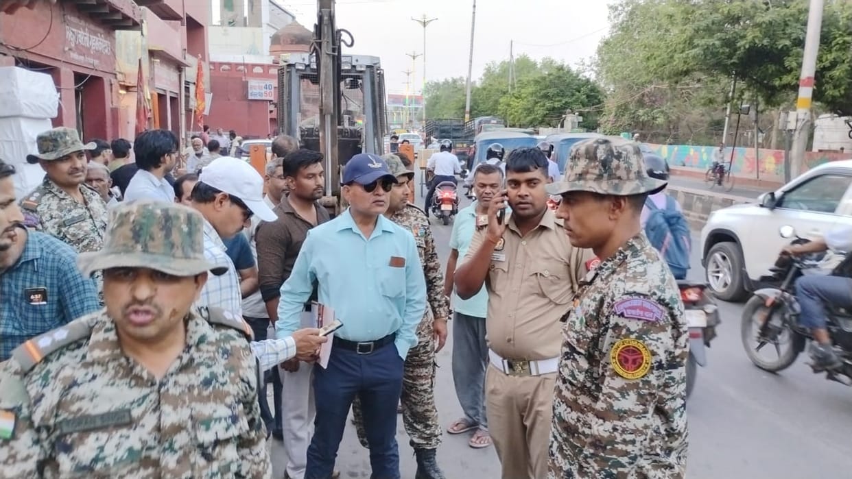 Transporters were loading on road Municipal Corporation started campaign and confiscated goods