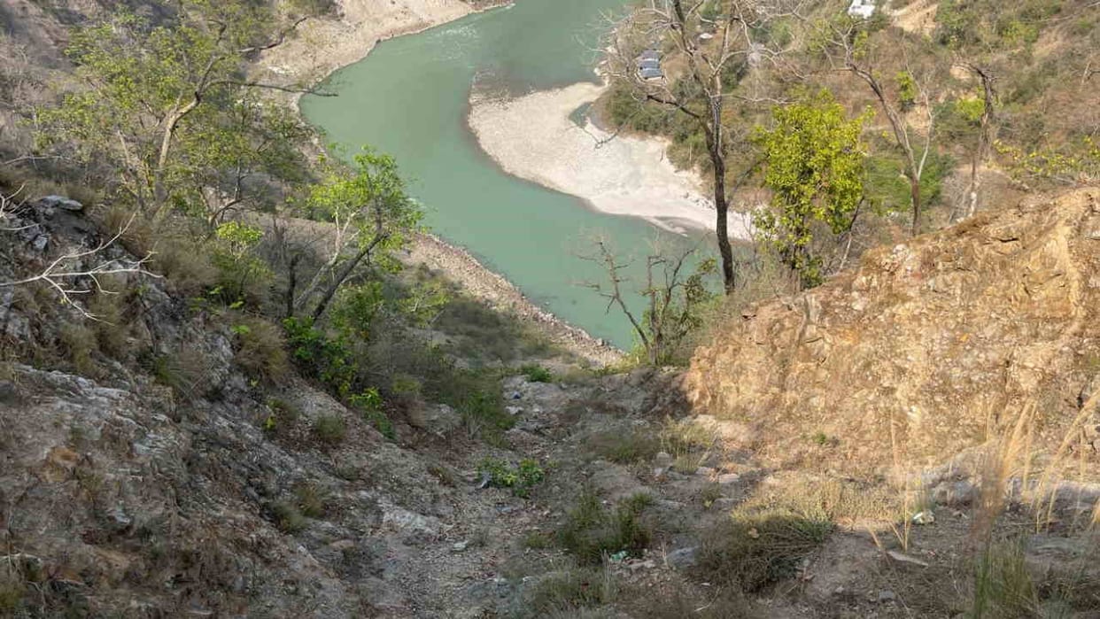 Accident vehicle fell into a ditch near Mahadev Chatti between Kaudiyala and Tota Valley Devprayag Srinagar