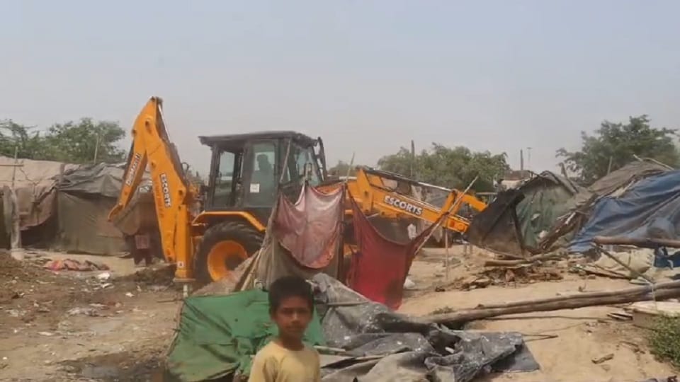 20 years old illegal occupation removed from Dasna cemetery under Dasna Wave City area