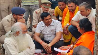 महामंडलेश्वर अन्नपूर्णा भारती से वार्ता करते पुलिस प्रशासनिक अधिकारी