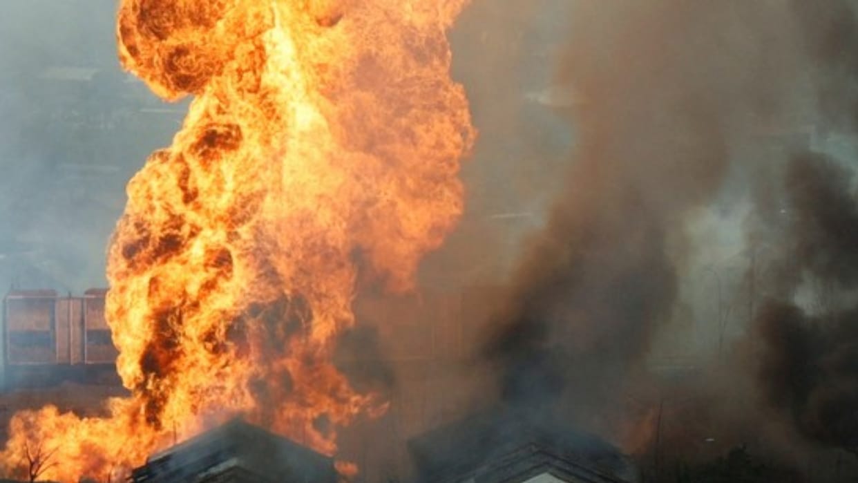 Lucknow: A massive fire broke out in several shops on the Sitapur Highway in the Bakshi Ka Talab