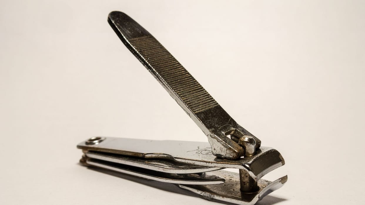 Why are there two knives in a nail clipper Know its real use know in hindi