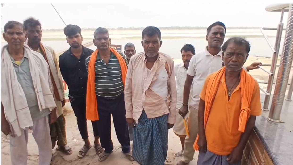 miscreants beat up Pipa Bridge employee and then spat on his face in bhadohi