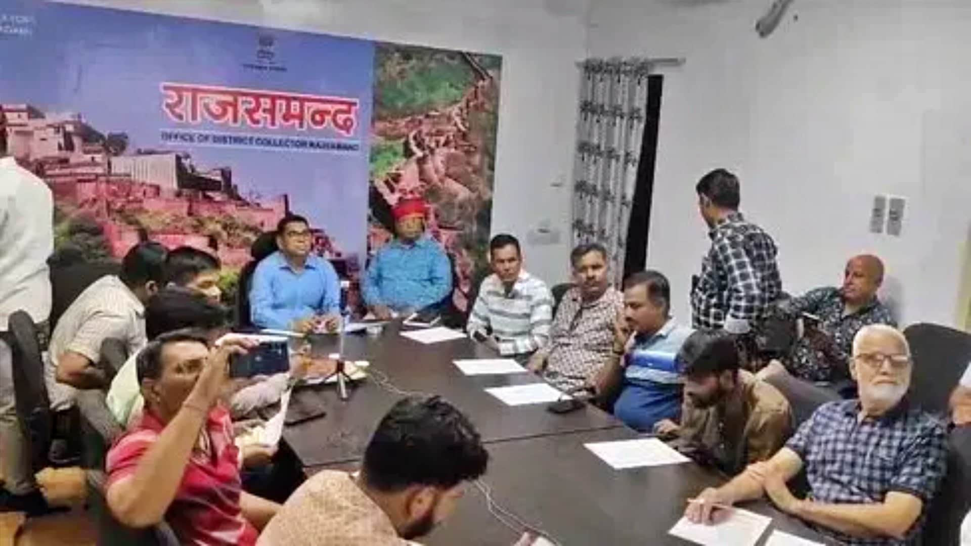 प्रोजेक्ट श्रम संबल से जिले में बड़ी उपलब्धि मिलने के बाद जिला कलेक्टर तथा अन्य