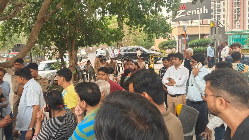 Dispute between AOA and builder over boundary wall in Saya Zenith Society in Ghaziabad