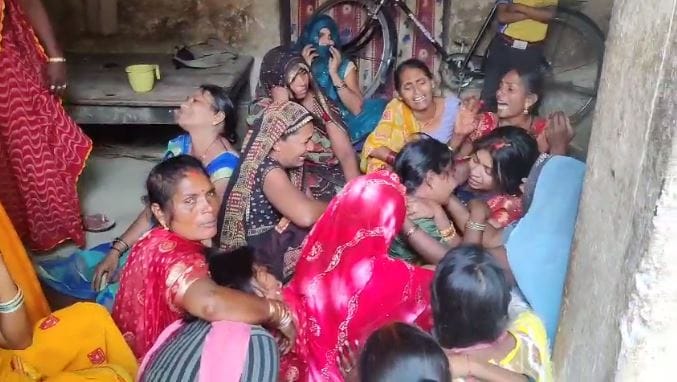 young man hanged himself in bhadohi wife fainted after seeing dead body