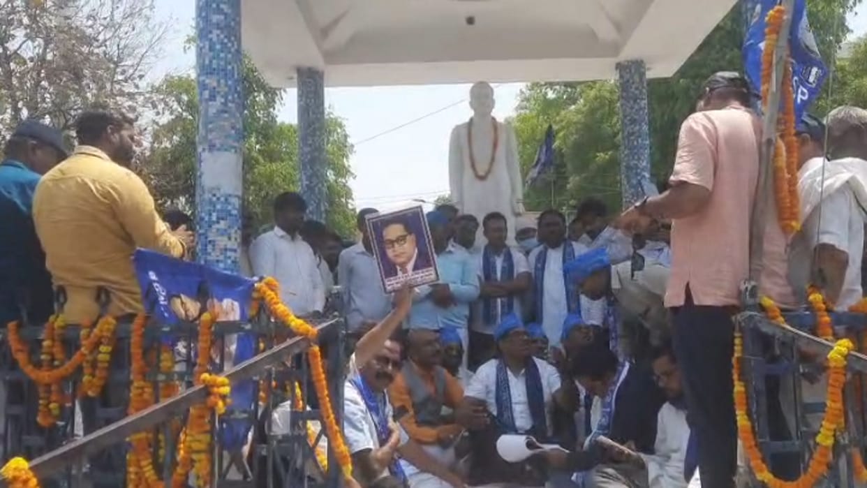 BSP workers protested against tampering with Ambedkar's statue, demanded to replace the statue