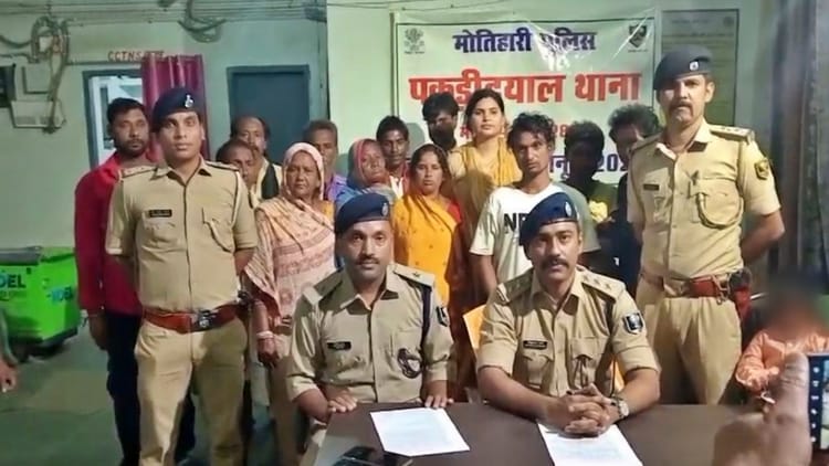 Bihar News: बिहार पुलिस ने बच्चा चोर गिरोह का किया भंडाफोड़, तीन वर्षीय बच्चे के साथ सात चोर गिरफ्तार