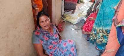 घटना के बाद रोते-बिलखते परिजन।