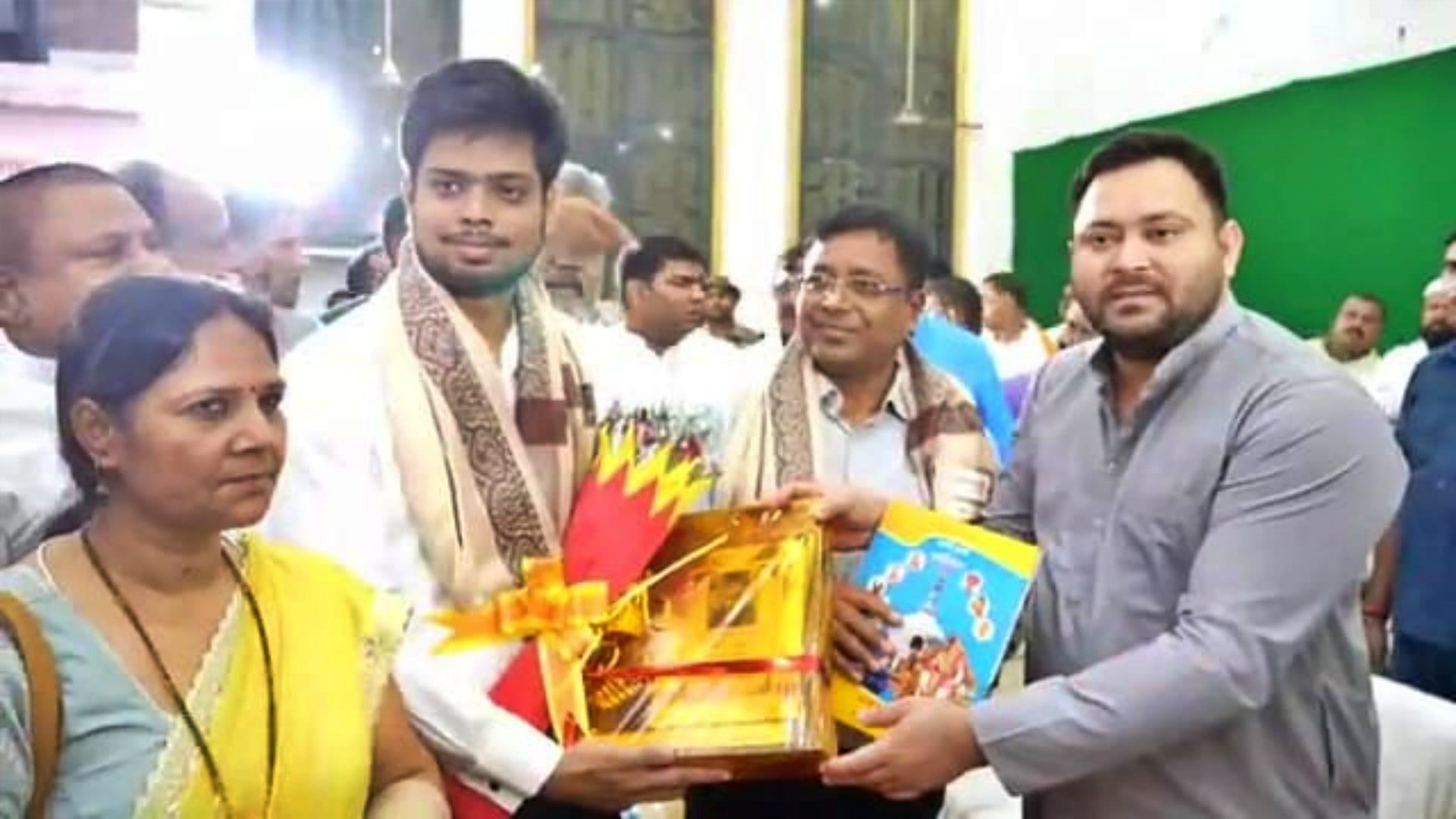 Hajipur News: Tejashwi Yadav honored UPSC toppers and Inter toppers, says serve according to Constitution