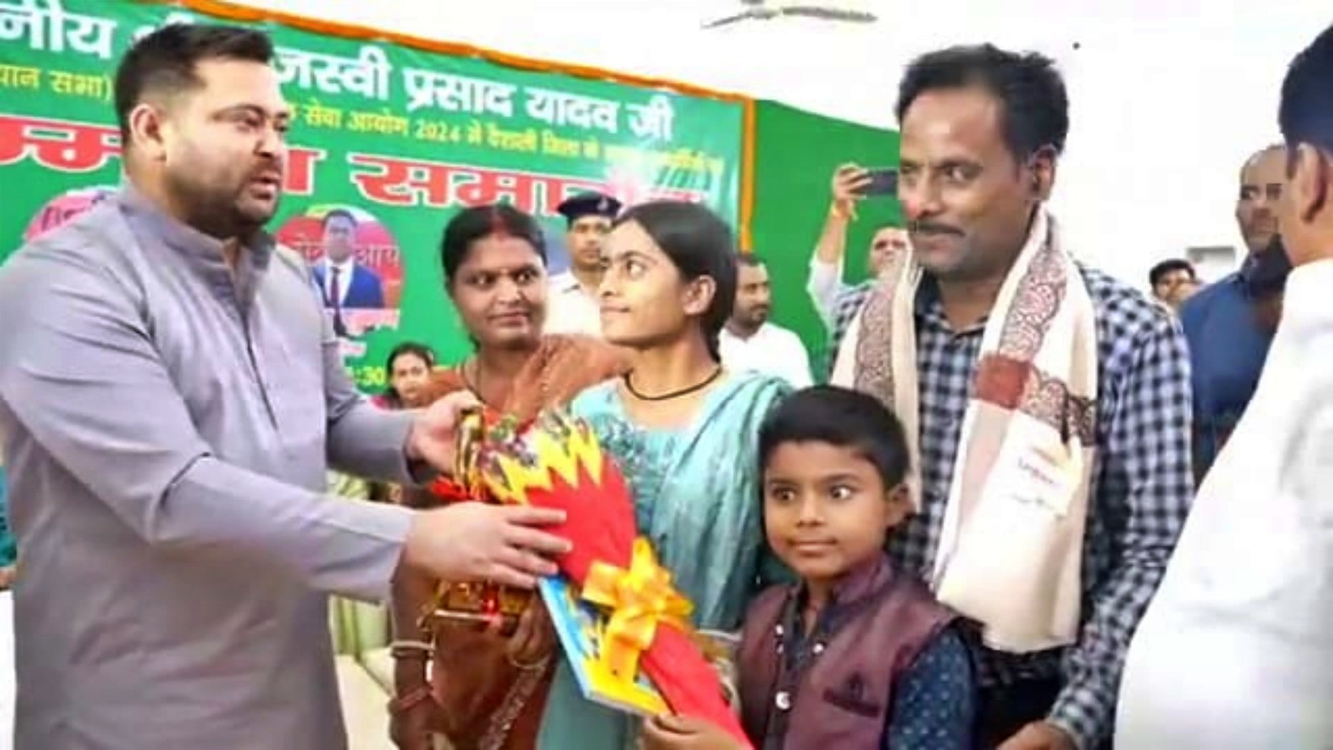 Hajipur News: Tejashwi Yadav honored UPSC toppers and Inter toppers, says serve according to Constitution