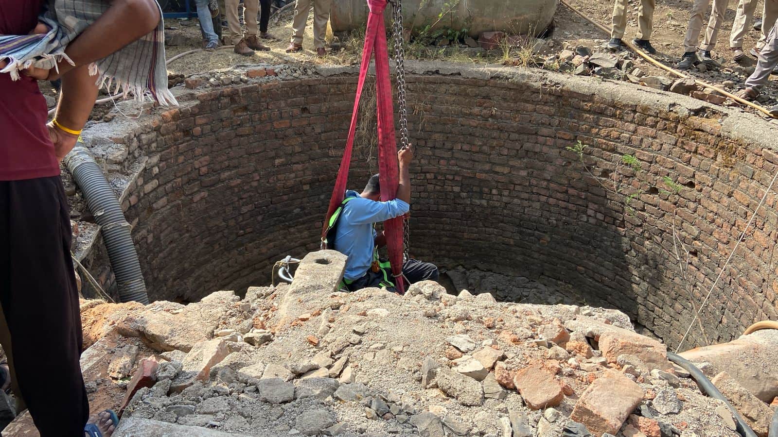 हादसे के बाद राहत कार्य में जुटे कर्मचारी