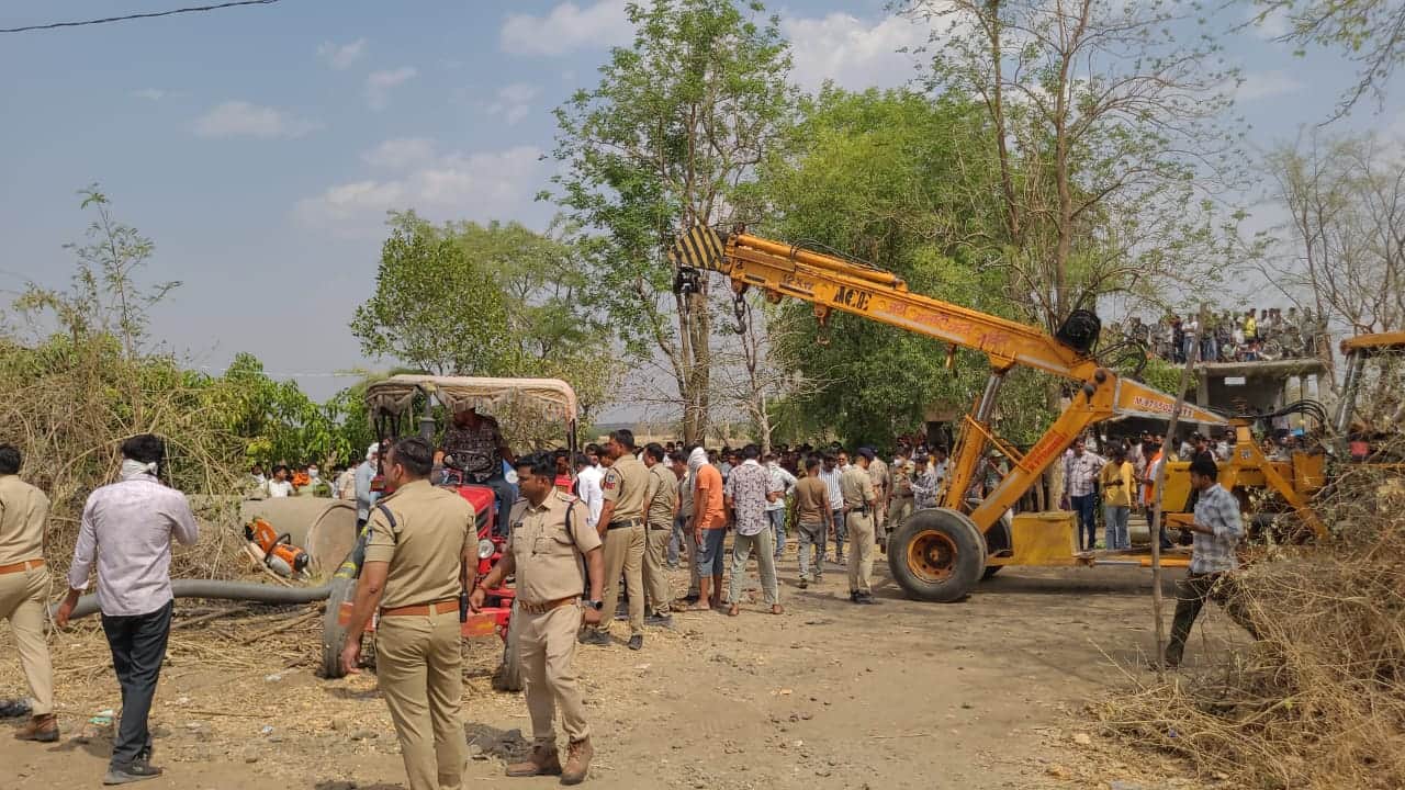 Mandsaur Accident: A speeding car first crushed a bike rider and then fell into a well, they going to temple