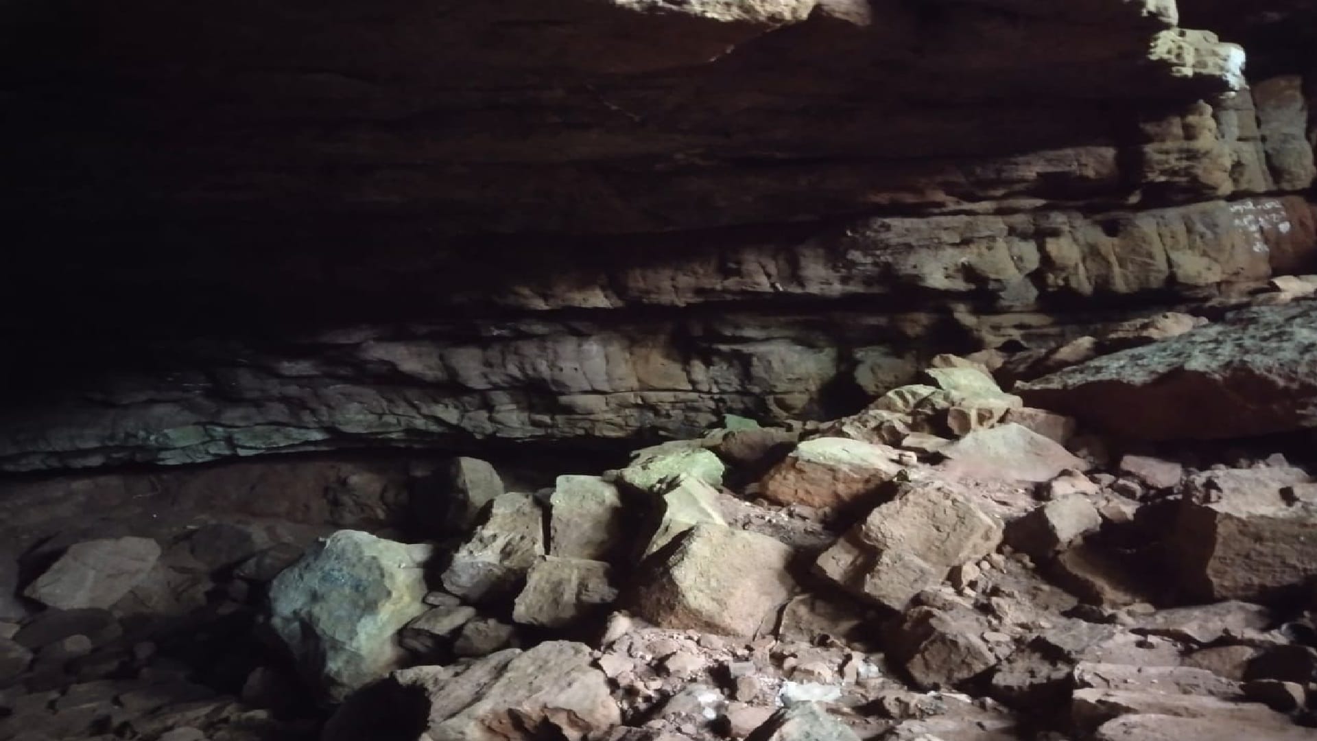 soldiers found land and water in the secret cave of Naxalites In Chhattisgarh, see the tunnel in pictures