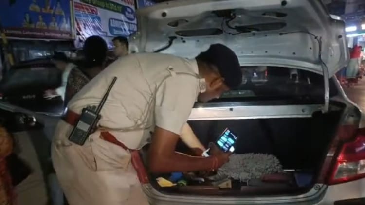 Bihar: बरात जा रहे दूल्हे के भाई सहित छह लोग गिरफ्तार, वाहन जांच के दौरान उत्पाद अधिनियम के तहत कार्रवाई