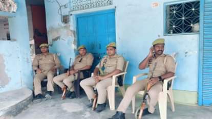 जेठवारा थाना क्षेत्र के अकरिया पार गांव में तैनात पुलिस।
