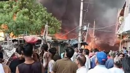 More than a dozen huts caught fire in Rohini