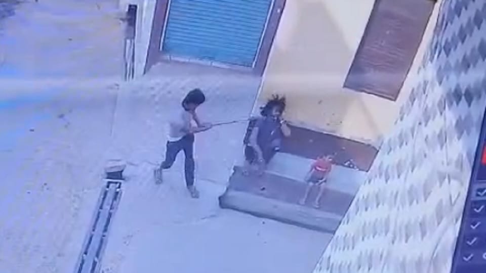 Shamli: Attacked the neck and face five times with an axe, said - I will kill 26 people of the village
