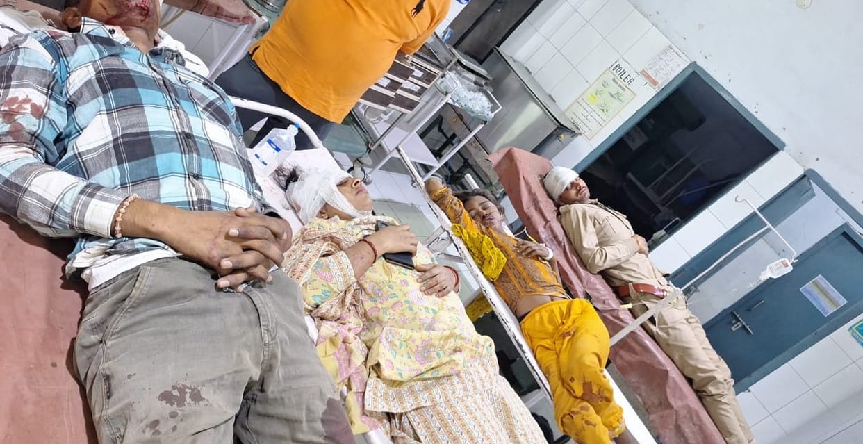 Hamirpur Police was returning with the accused youth and the teenager a vehicle hit the car eight injured