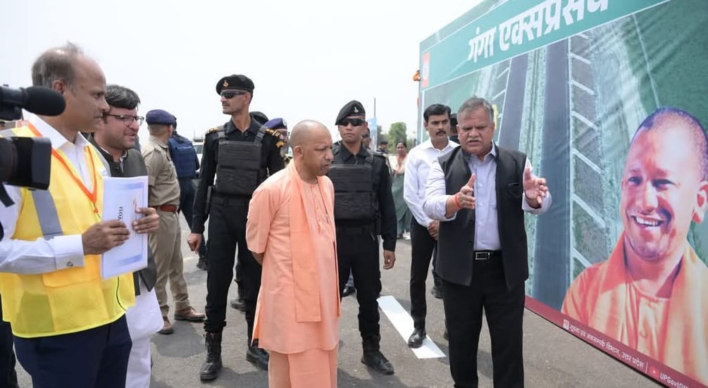 Hardoi CM Yogi inspected the underconstruction Ganga Expressway saw the construction and quality
